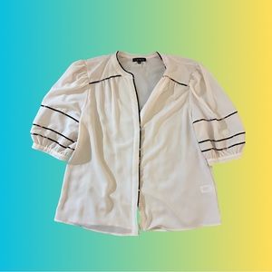 Elegant white blouse with black lining. Half arm length.